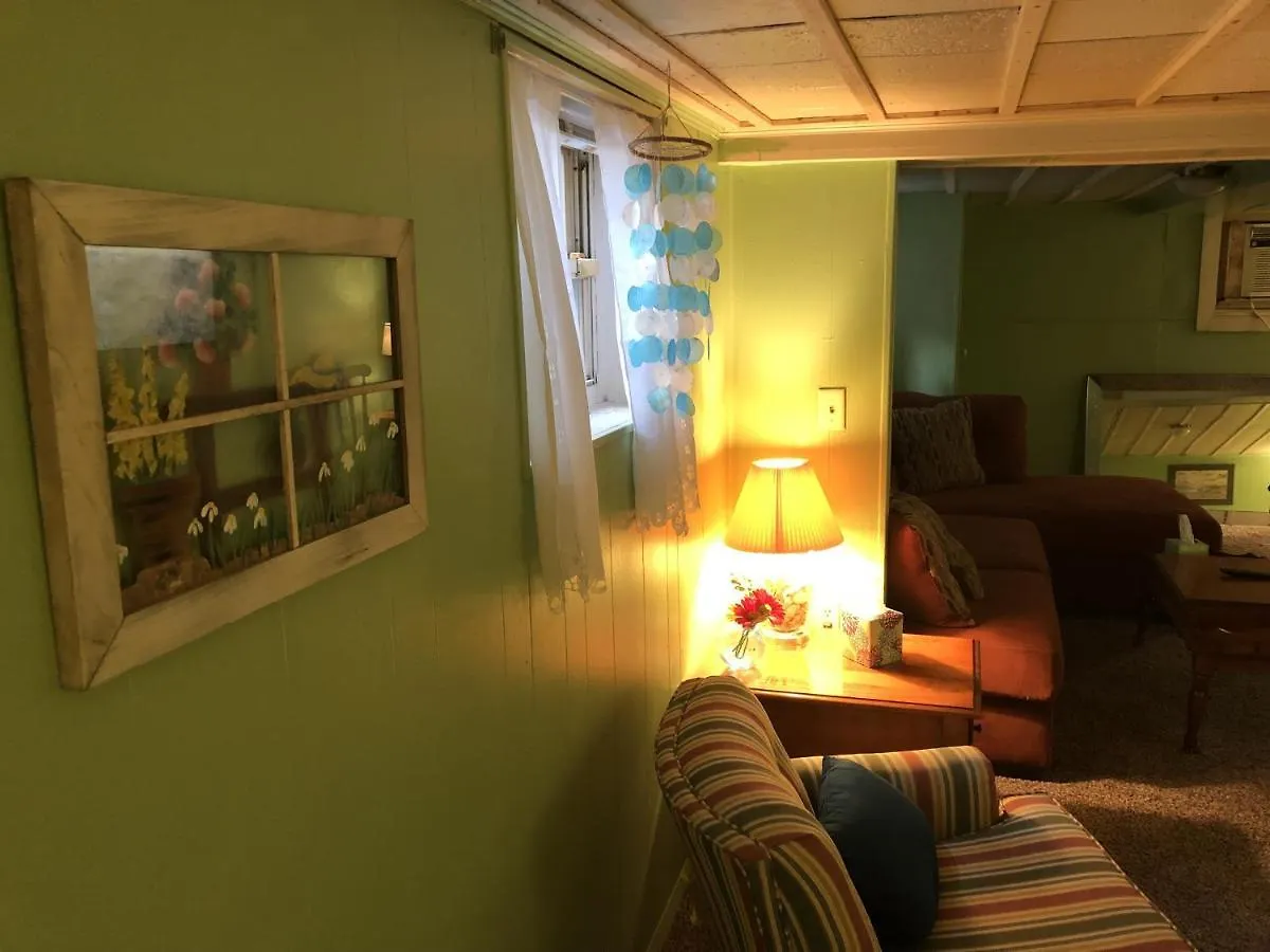 Rustic Beach Front Basement Apt, Pet Friendly Wi-Fi Apts North Camellia Acres Apartment