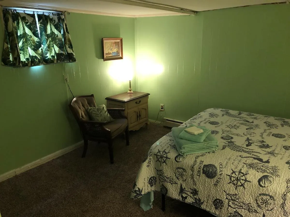 Rustic Beach Front Basement Apt, Pet Friendly Wi-Fi Apts North Camellia Acres 0*,
